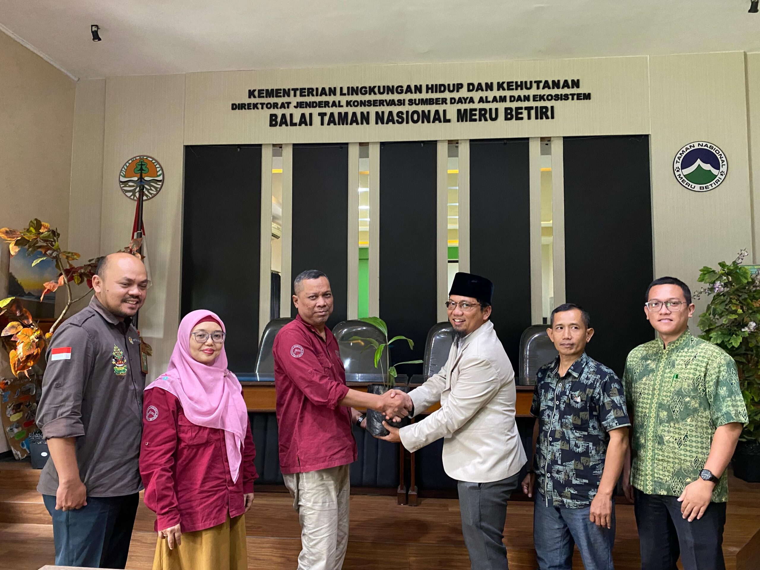 Dukung pelestarian Mitratani Dua Tujuh Komitmen Tanam 5000 Pohon Aren