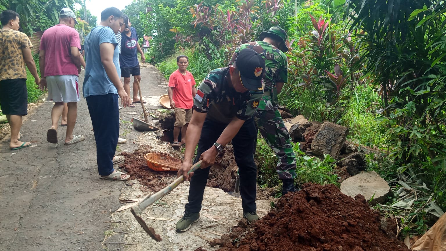 Babinsa Bersama Warga Perbaiki Parit Jebol di Depok, Wujudkan Sinergi TNI dan Rakyat
