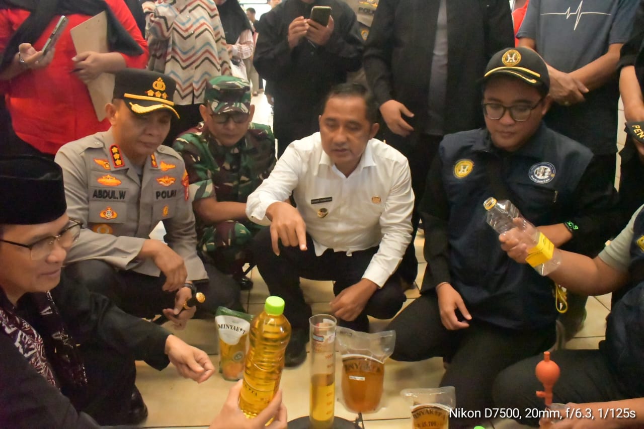 Sidak Pasar Depok: Minyak Kita Tidak Sesuai Takaran, Harga Melebihi HET