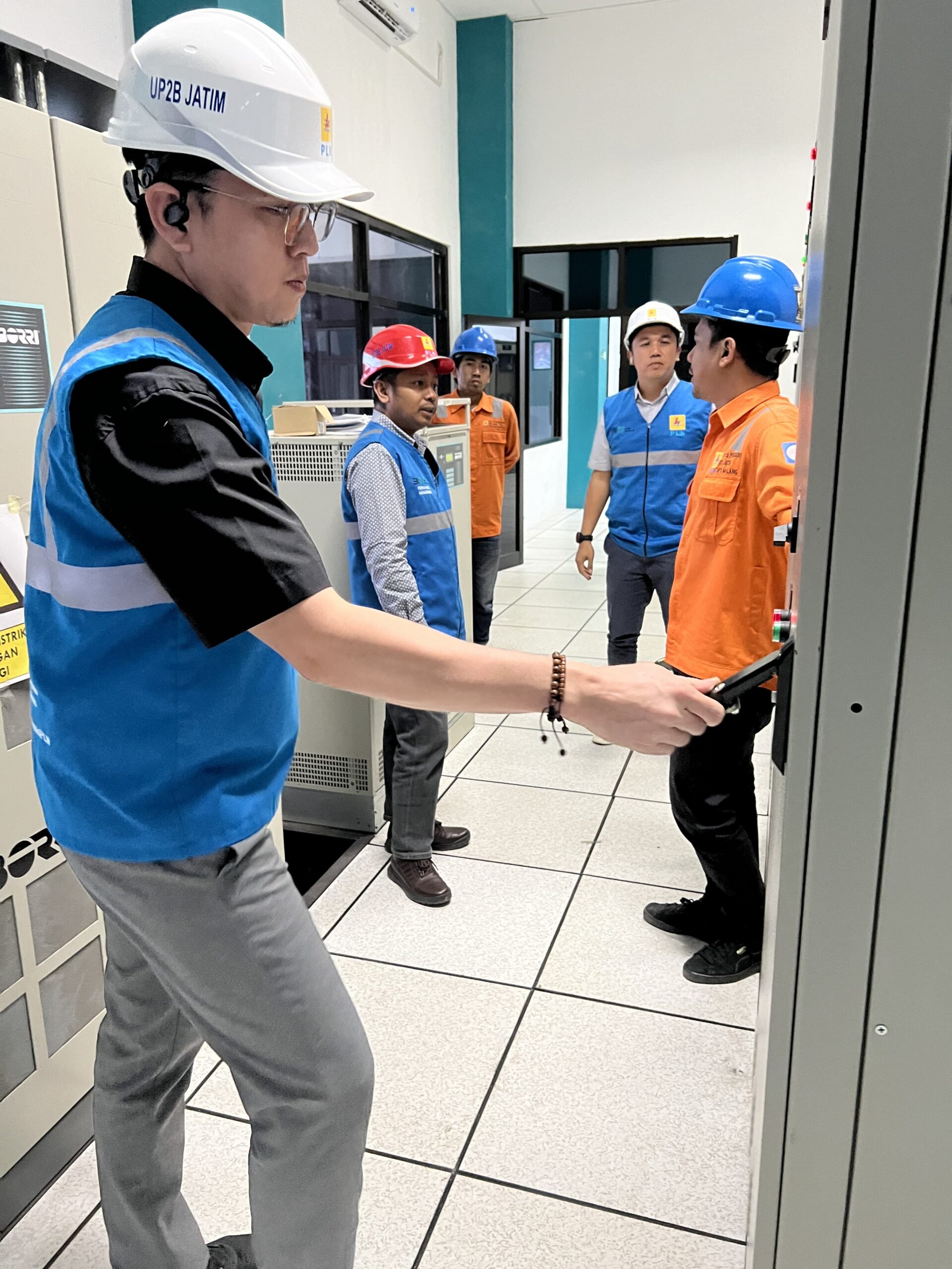 Inspeksi Peralatan: Menjaga Jaringan Listrik Jawa Timur Tetap Andal