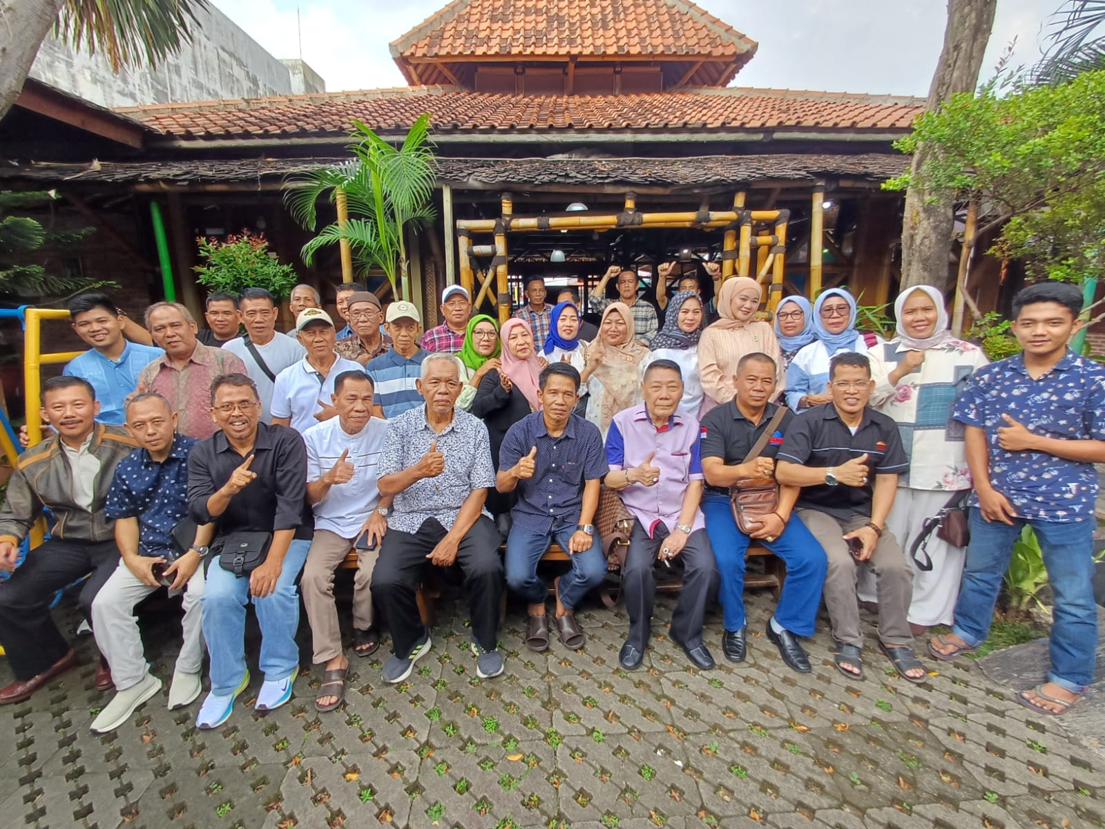Ikatan Keluarga Masyarakat Kemang (IKMK) telah resmi membentuk susunan kepengurusan baru untuk periode 2025–2029.