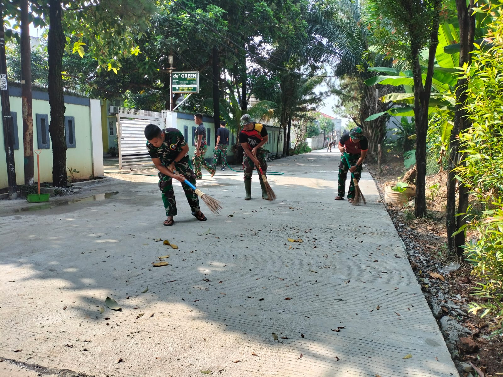 Semangat gotong royong terus menjadi hal utama di lokasi TNI Manunggal Membangun Desa (TMMD) ke-124 Reguler Kodim 0508/Depok, yang berlangsung di Kelurahan Harjamukti, Kota Depok.