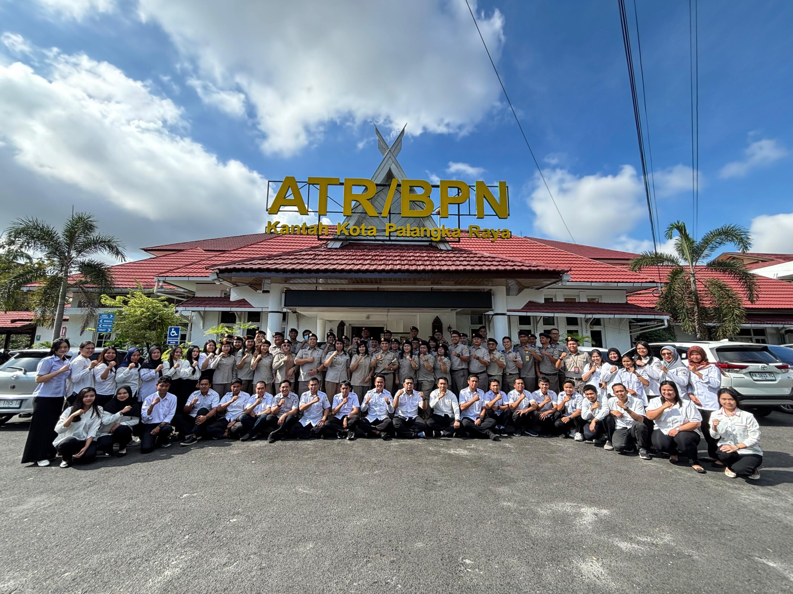 Kepala Kantah Kota Palangka Raya Ferdinan Adinoto, S.SiT., M.Si., dan jajaran Kantah Kota Palangka Raya Bebas Korupsi