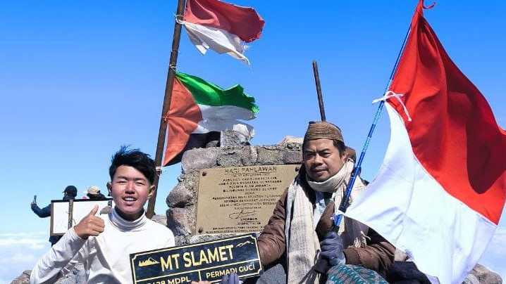 Tim Nihadul Qulub di puncak gunung Slamet