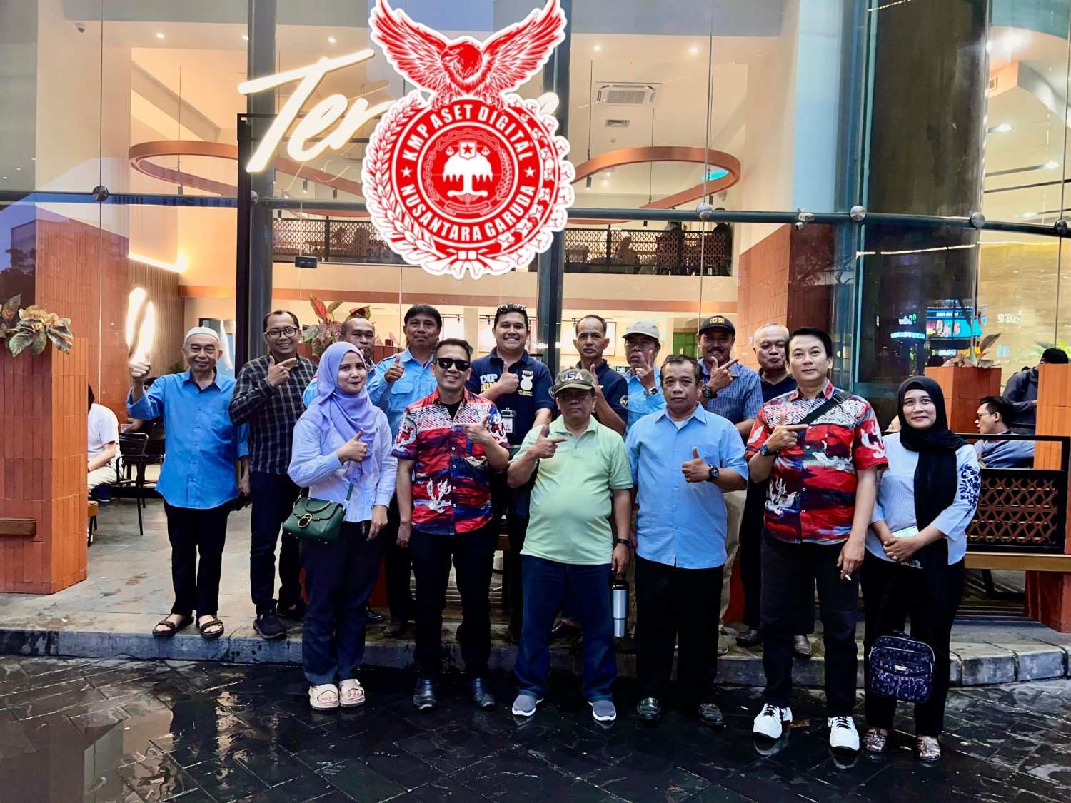 Ketua Umum KMP ADNG Assoc. Prof. Capt. Rizki Adam berfoto bersamap Ketua dewan pengawas Ade Kurnia,Direktur PT DGI Cecep Sujana. Ketua KMP ADNG BANTEN Ahmad, Ketua KMP jakarta barat Kusnanto ,ketua KMP ADNG Jawa Barat bunda Yani beserta di  kantor KMP ADNG  Jakarta Kawasan Lippo St Moritz tower, Jakarta Barat.