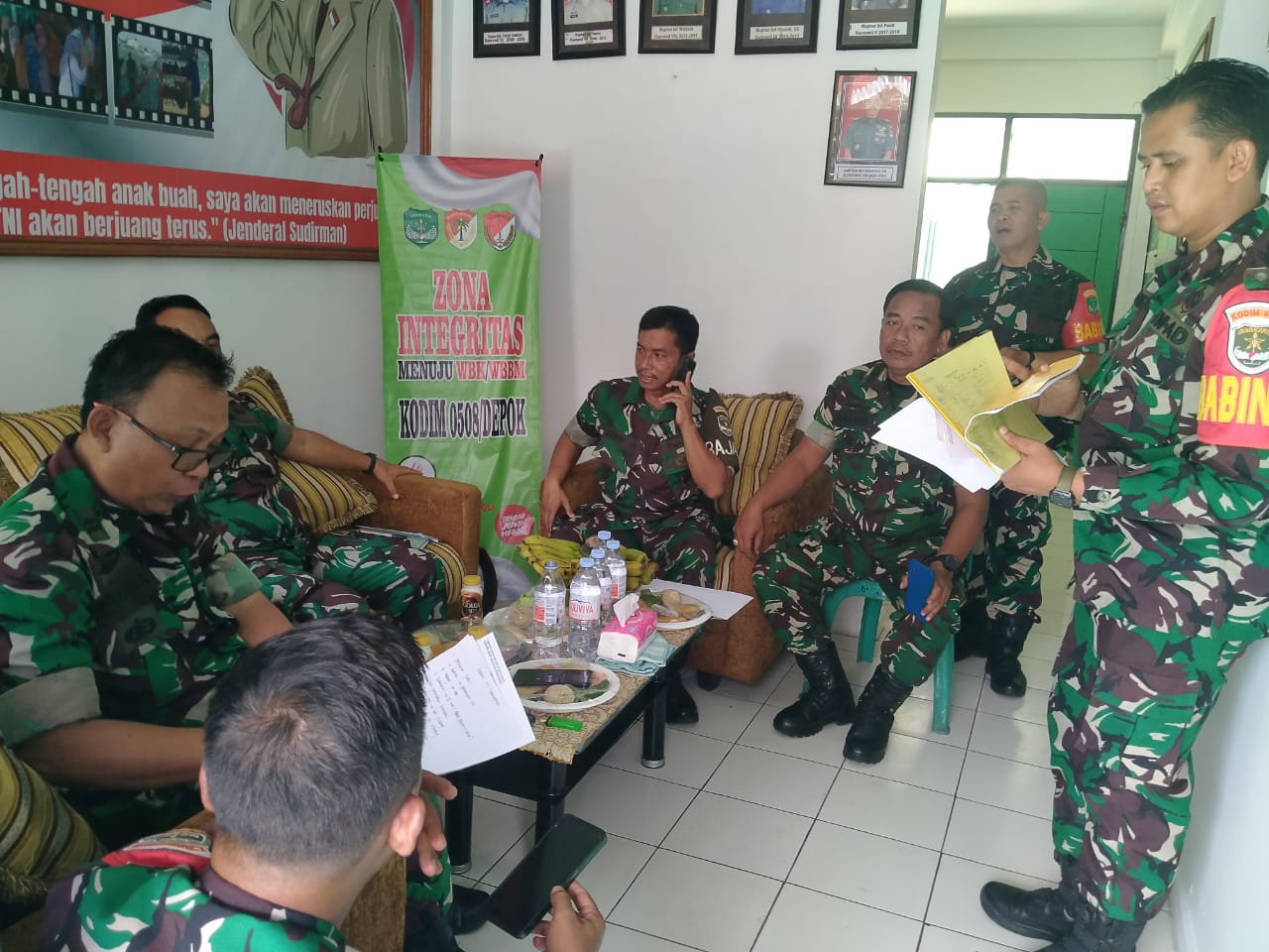 Tim penilai lomba pembinaan satuan (Binsat) tingkat Koramil dari jajaran Korem 051/Wijayakarta mengunjungi Markas Koramil 03/Sukmajaya untuk melakukan verifikasi dan pengecekan kondisi satuan secara menyeluruh.