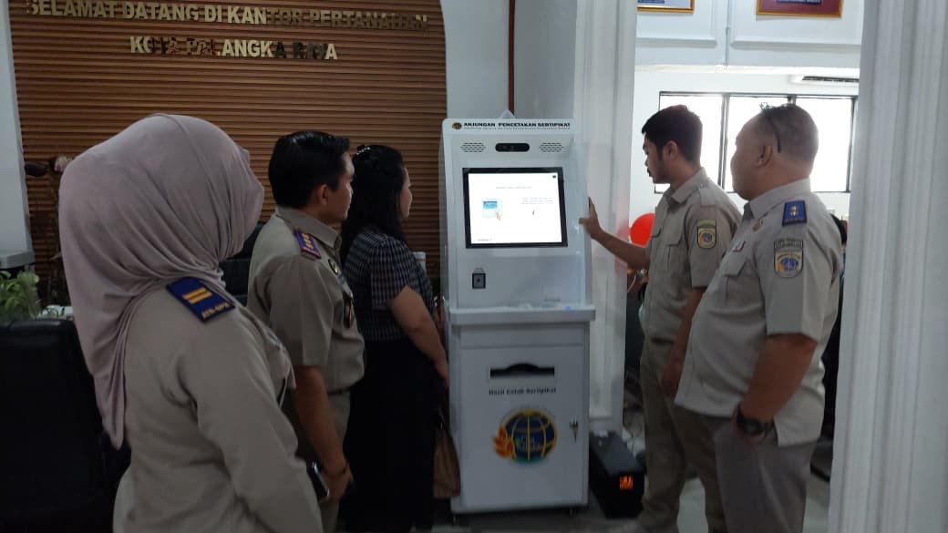 Ruviana didampingi Kepala Kantor Pertanahan Kota Palangka Raya cetak sertifikat elektronik di Anjungan Mandiri.