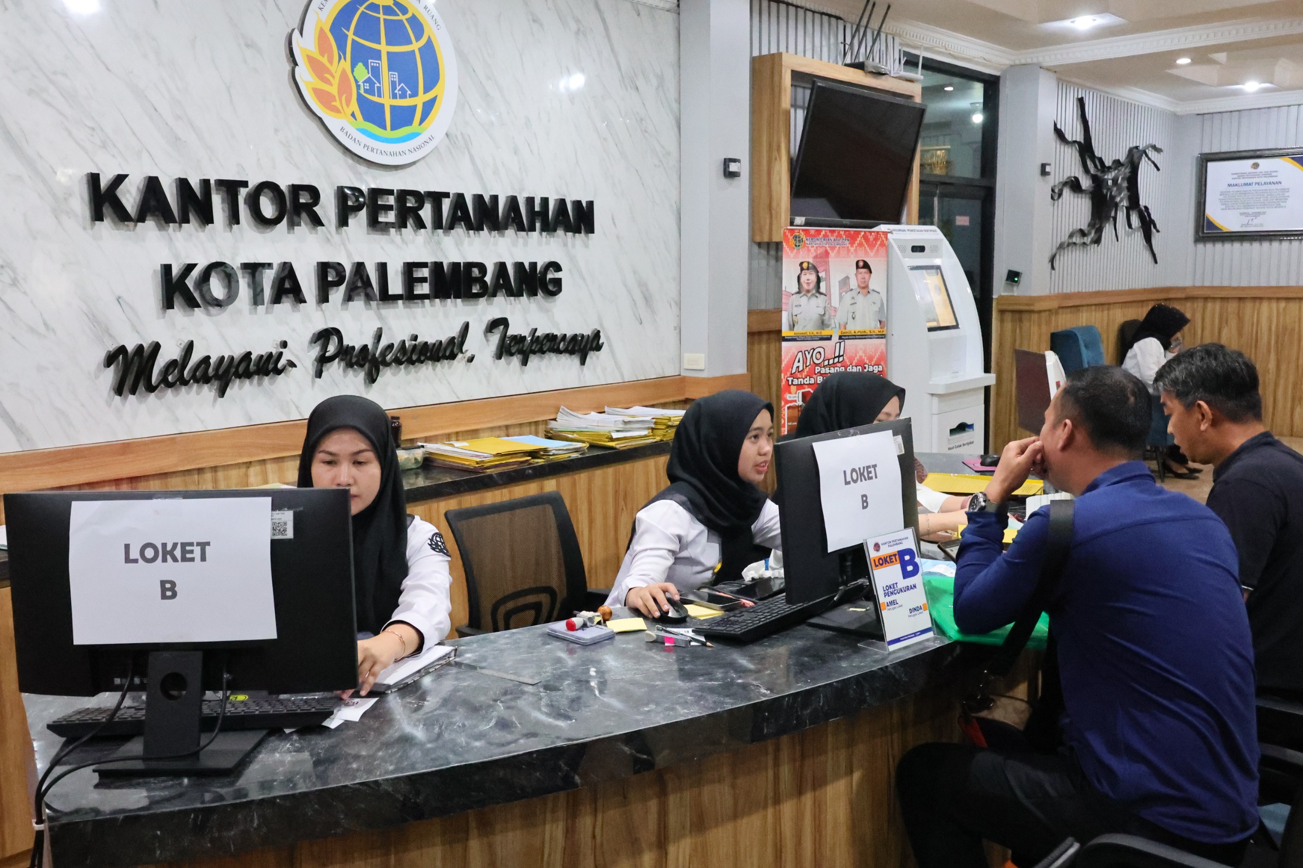 Mengurus sertifikat tanah ternyata tidak sesulit dan semahal perkiraan masyarakat. Tanpa bantuan calo, masyarakat bisa datang langsung ke Kantor Pertanahan untuk mengurus sendiri berkas tanahnya dengan biaya resmi yang jauh lebih murah dan proses yang semakin mudah.
