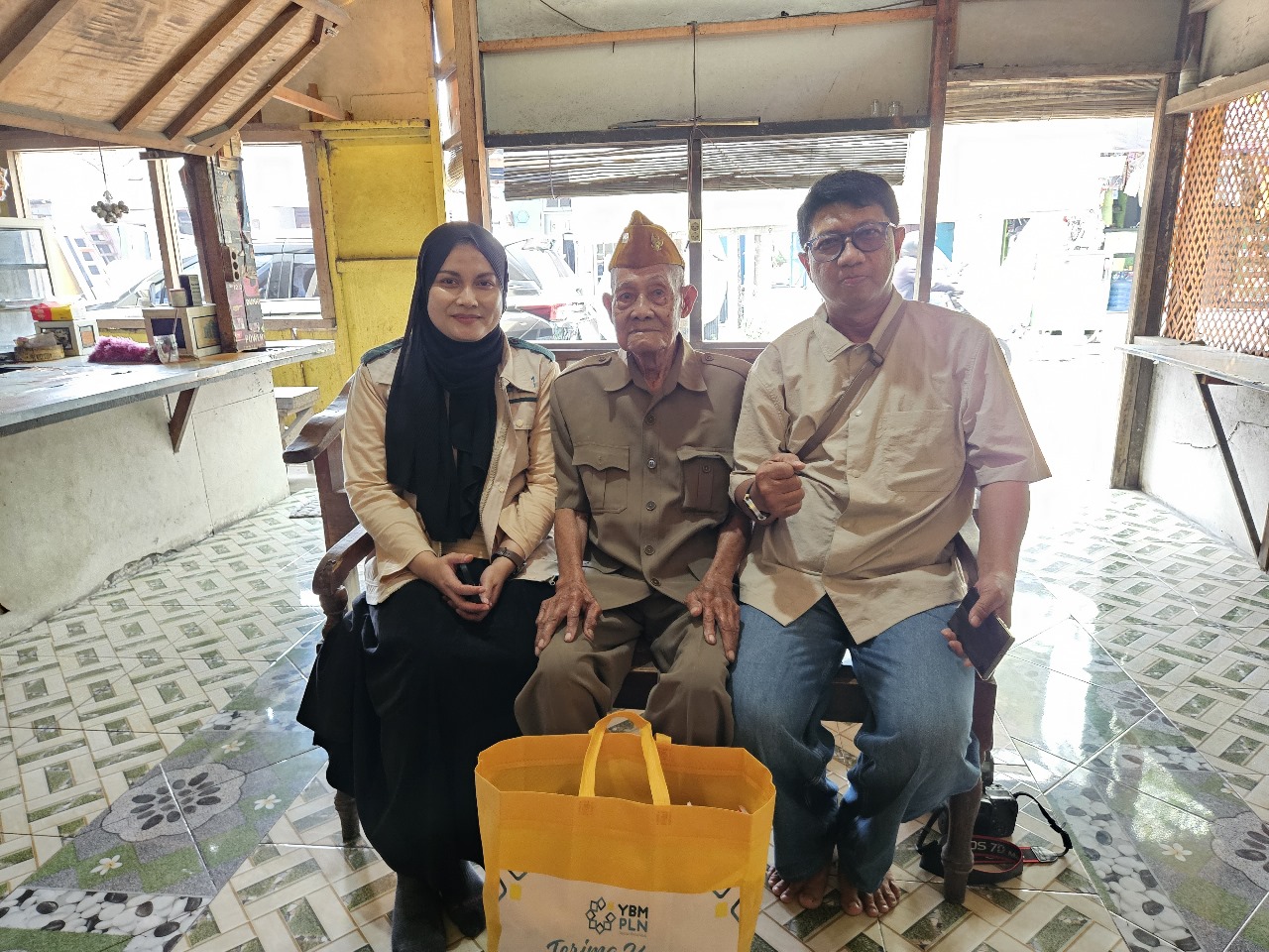 YBM PLN UP2B Jawa Timur berkomitmen terus menghadirkan manfaat bagi sesama dengan menyalurkan 20 paket sembako dan santunan kepada keluarga veteran yang berdomisili di daerah Kabupaten Sidoarjo.