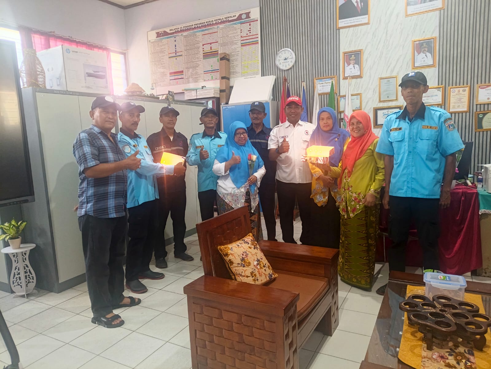 Kado Tak Terduga dari Juru Parkir untuk Guru SDN 07 Kalideres