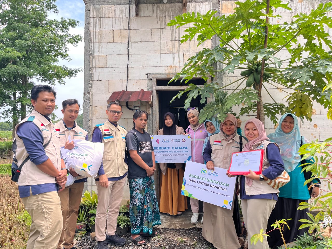 PLN untuk Rakyat: “Light Up The Dream” Hadirkan Cahaya Baru bagi Keluarga Pra Sejahtera di Kabupaten Semarang