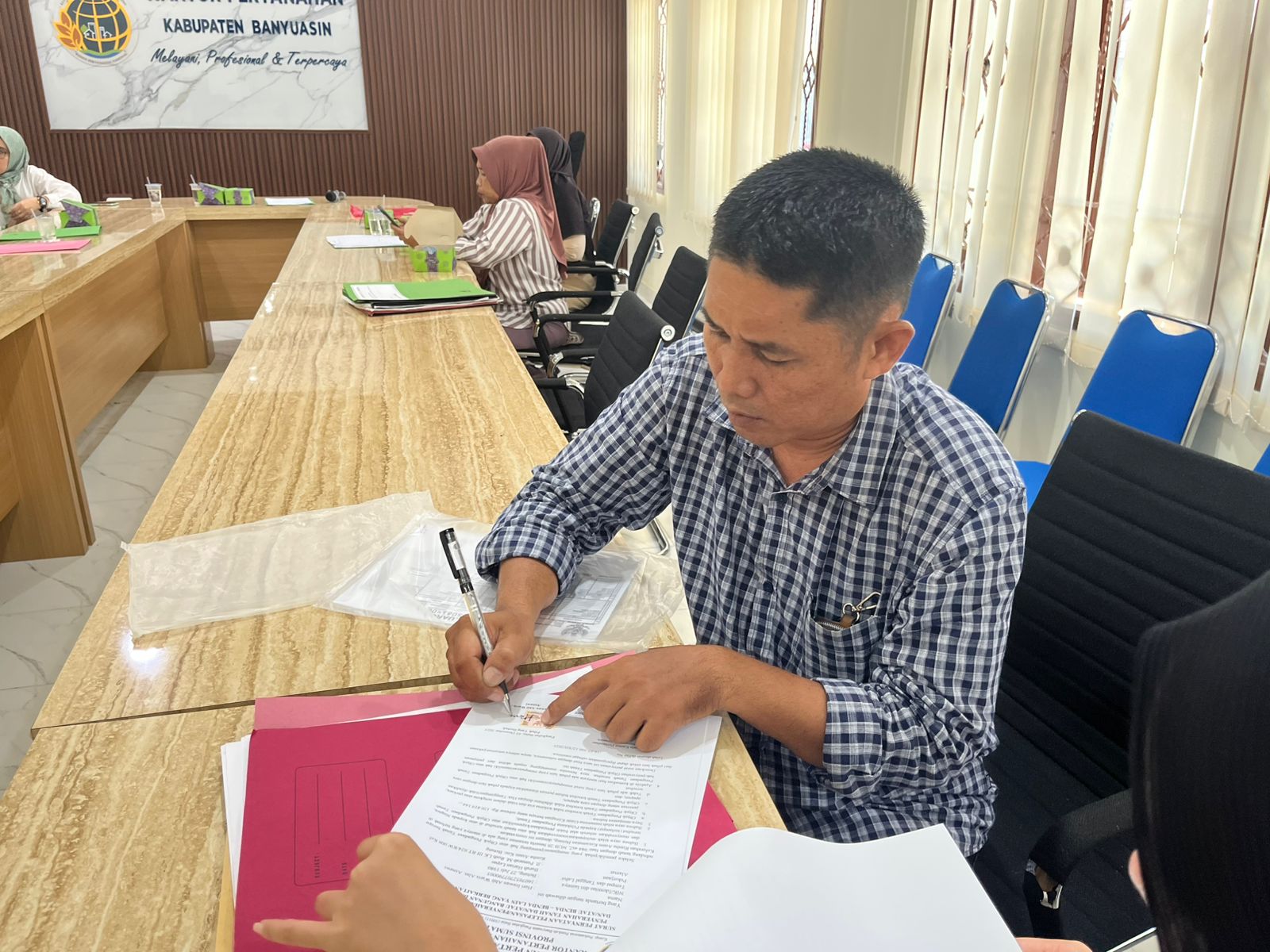 Proses pengadaan tanah untuk pembangunan ruas Jalan Tol Palembang–Betung, yang merupakan bagian vital dari Proyek Strategis Nasional (PSN) Trans-Sumatra, kembali menunjukkan kemajuan berarti.