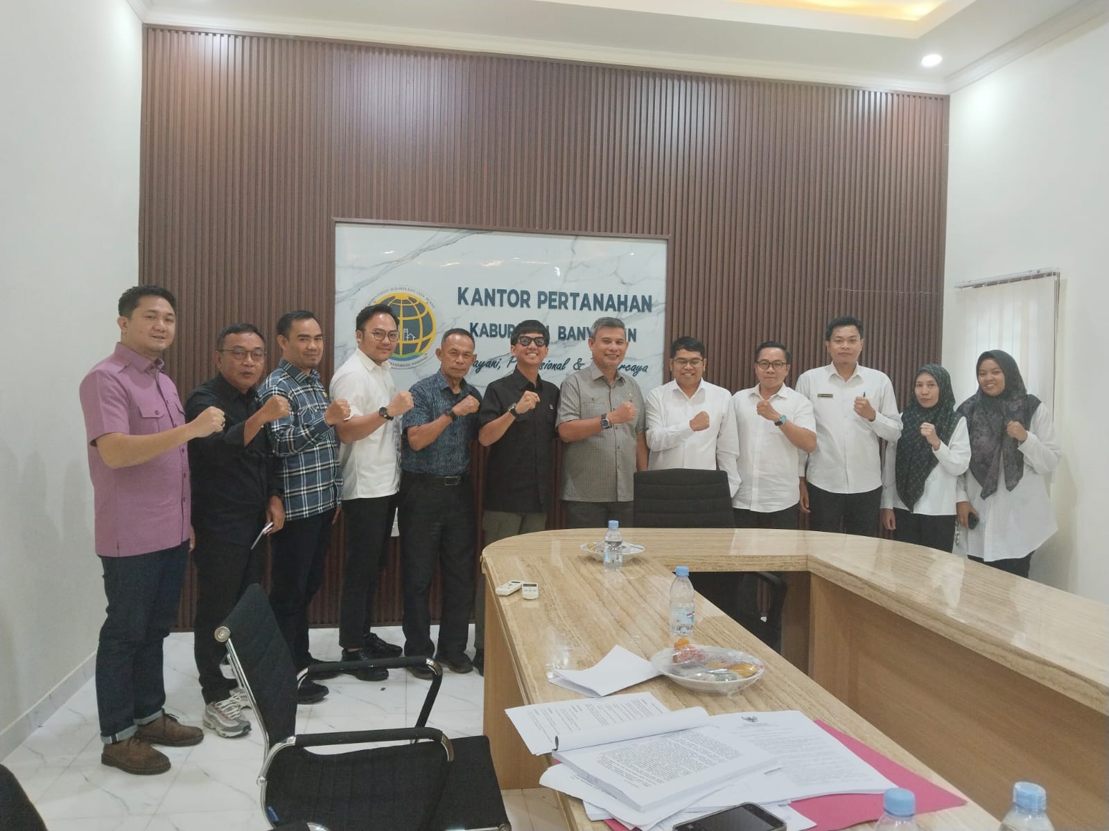Kantor Pertanahan (Kantah) Kabupaten Banyuasin, Sumatera Selatan, menerima kunjungan kerja (kunker) dari Panitia Khusus (Pansus) Perkebunan DPRD Provinsi Sumatera Selatan pada 9 Desember 2025.