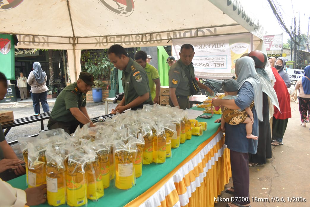 TNI Hadir untuk Rakyat: Kodim 0508/Depok Distribusikan Minyak Goreng Bersubsidi