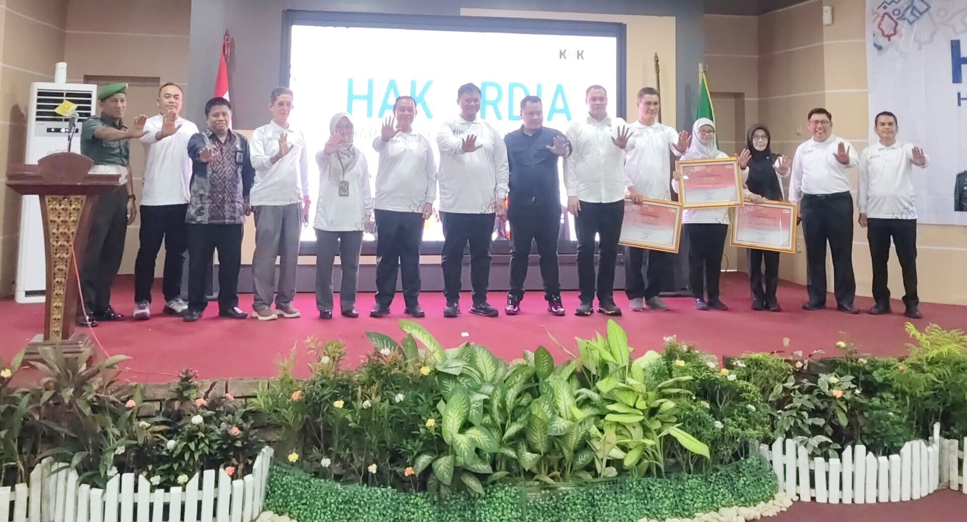 Kepala BPN Kabupaten Banyuasin Dhona Fiermansyah Lubis serahkan 24 sertifikat aset krusial di Puncak HAKORDIA