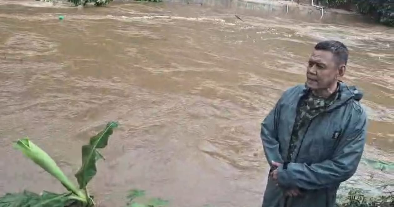 Danramil 02/Beji Cek Langsung Aliran Kali Ciliwung, Antisipasi Banjir di Tengah Cuaca Ekstrem