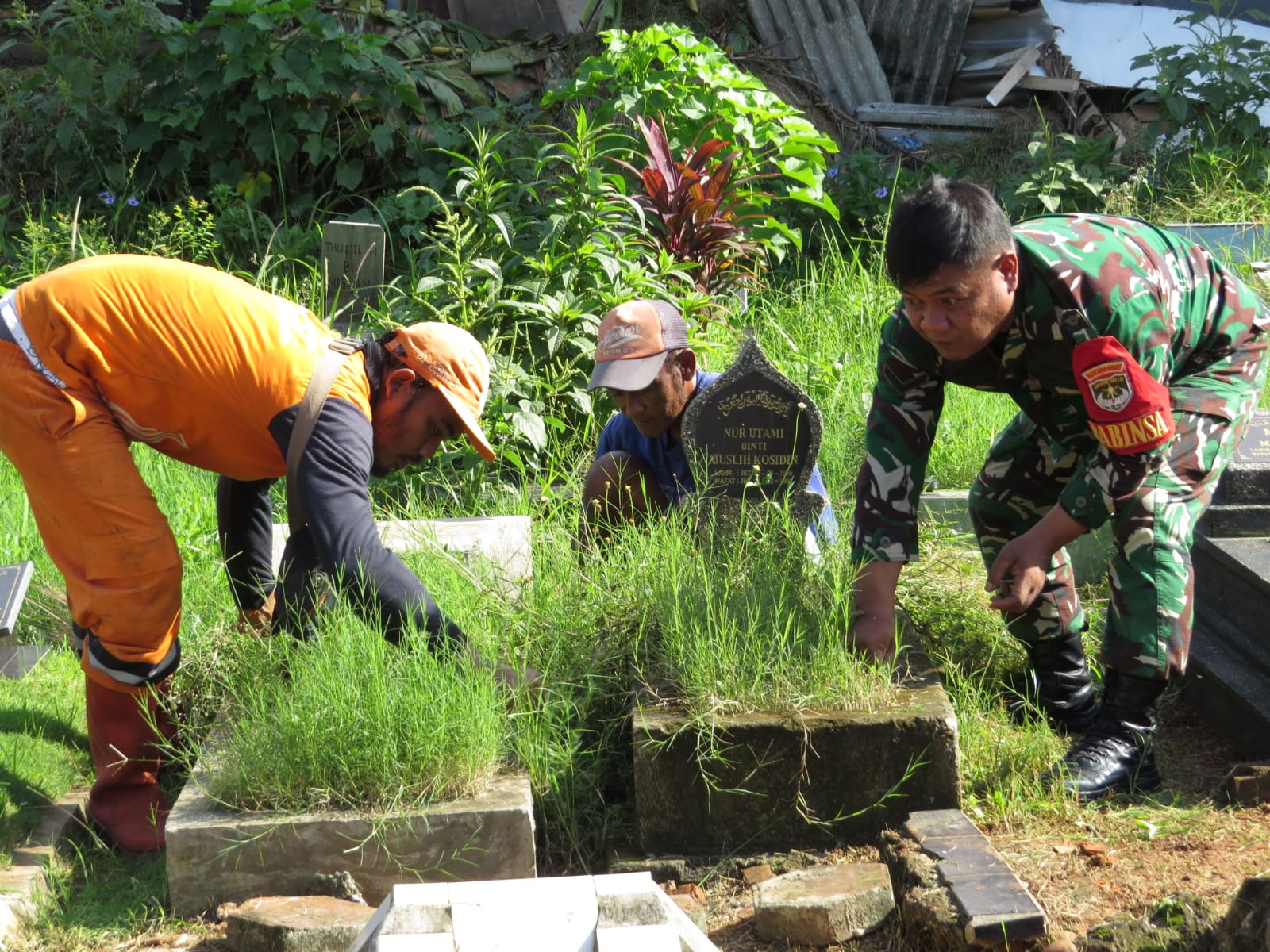Tanamkan Budaya Hidup Bersih, Danramil Duren Sawit Pimpin Kerja Bakti Wilayah