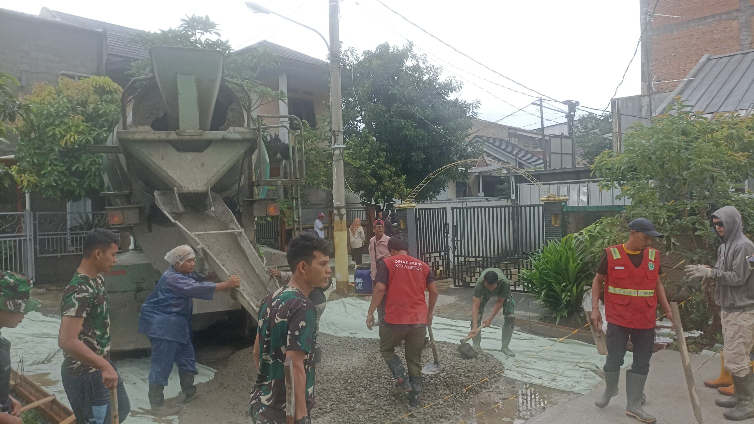 Meski Diguyur Gerimis, Pekerjaan TMMD di Sukamaju Tetap Berjalan Optimal