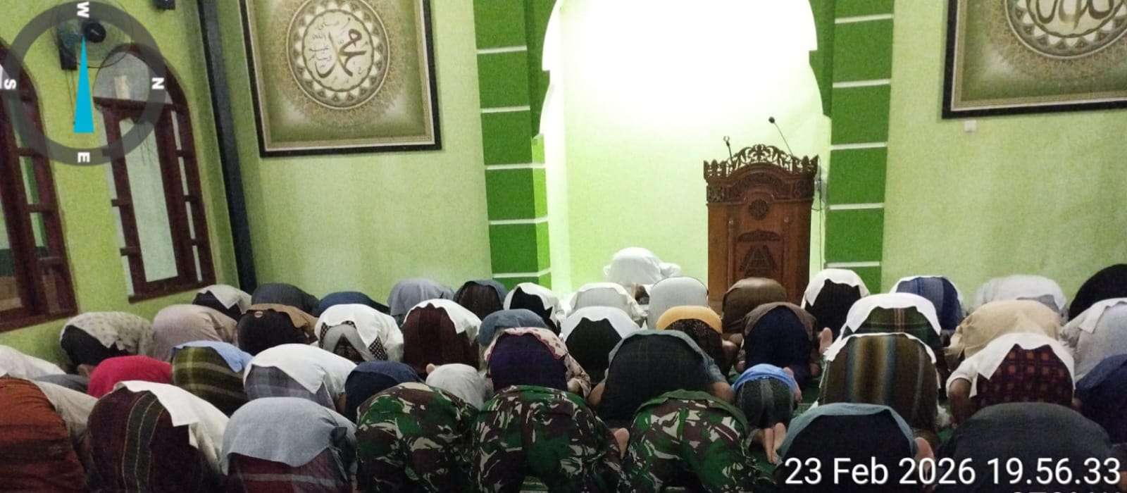 Satgas TMMD dan Warga Sukamaju Pererat Kebersamaan Lewat Tarawih