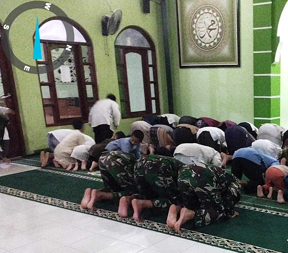 Kebersamaan TNI dan Warga Terjalin Melalui Ibadah Tarawih