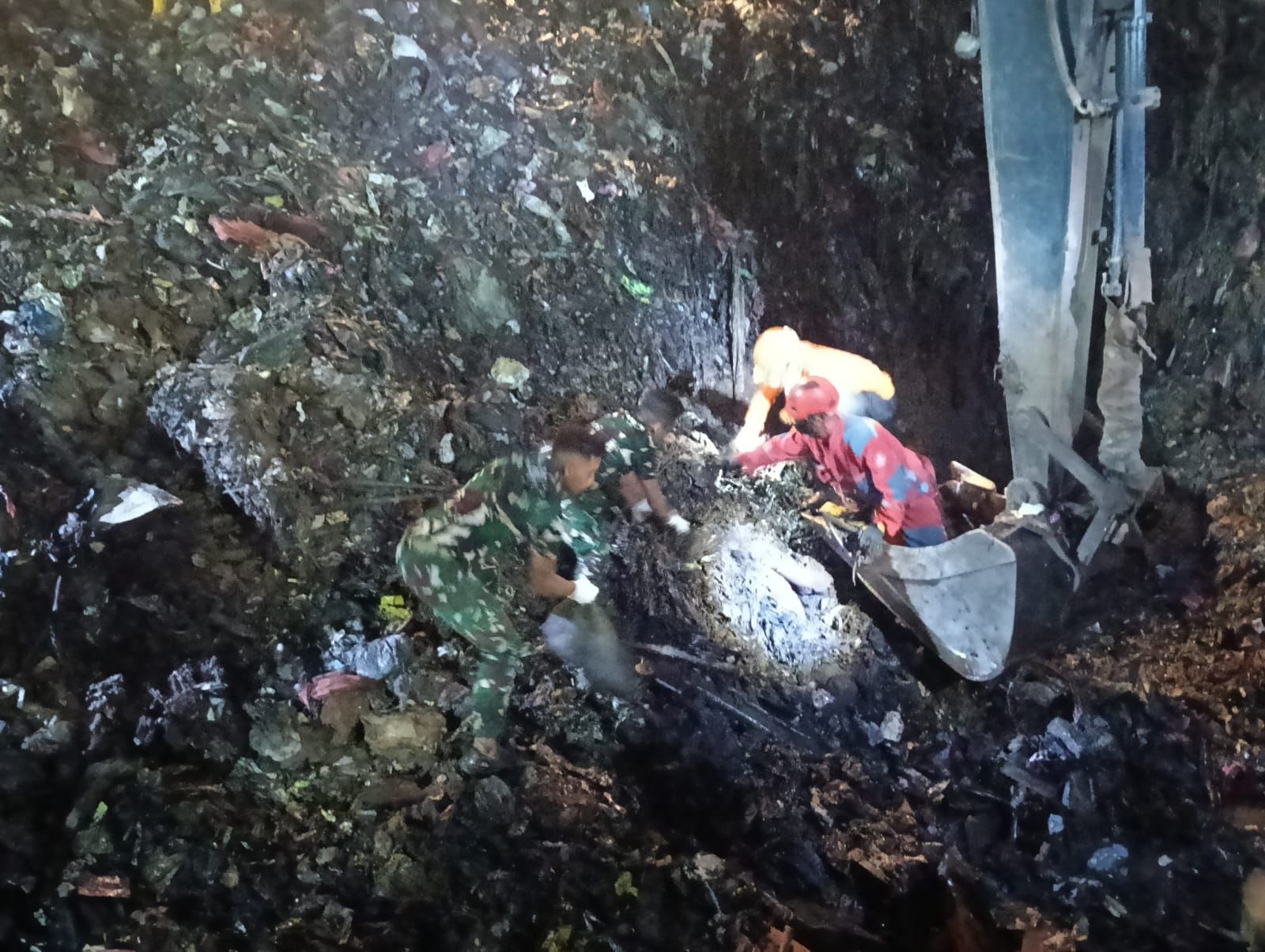 Yonarmed 7/BG Gerak Cepat  Bantu Penanganan dan Evakuasi Longsor Gunung Sampah di Bantargebang