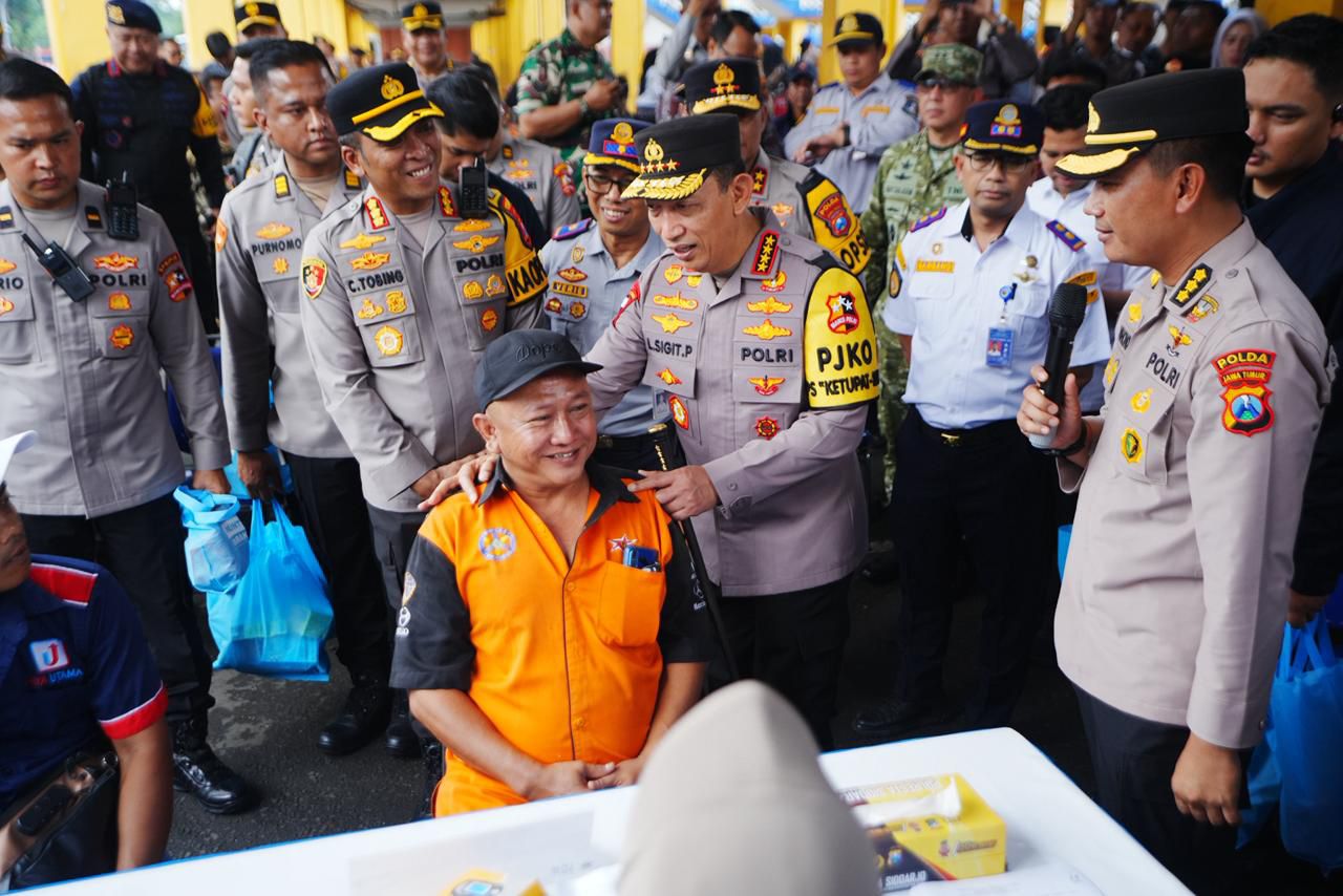 Kapolri Pantau Arus Mudik di Terminal Purabaya, Tekankan Keselamatan Penumpang