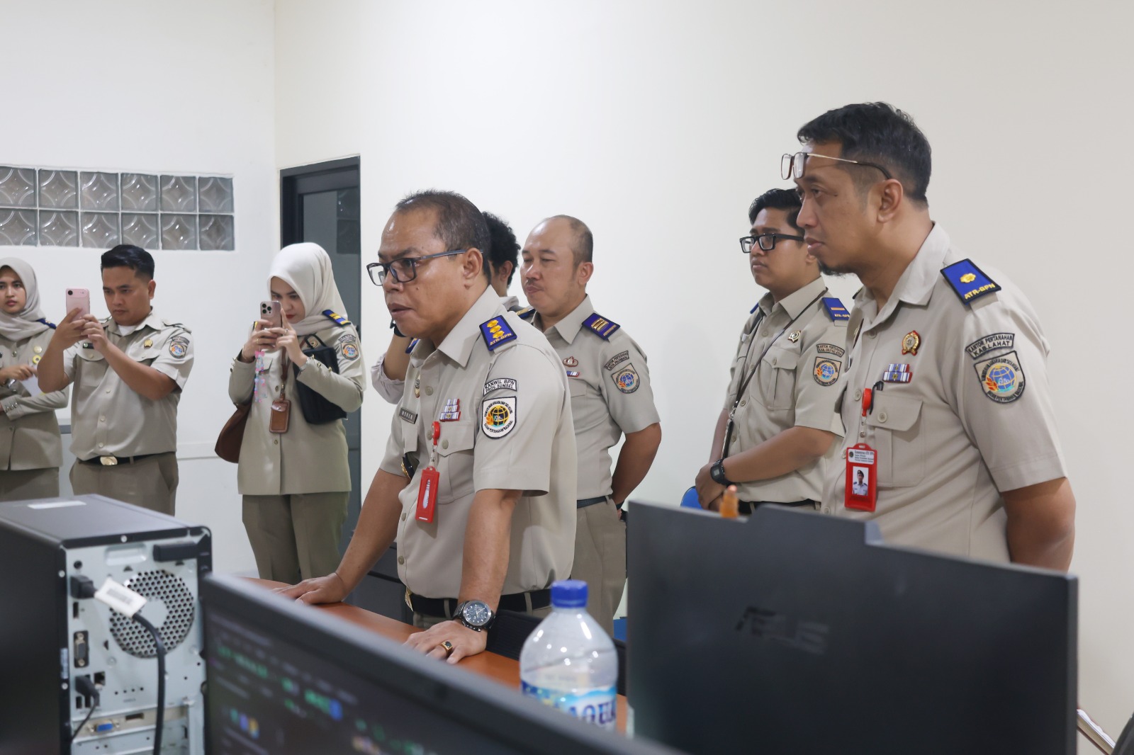 Kedatangan Kakanwil disambut langsung oleh Plt. Kepala Kantor Pertanahan Kabupaten Banyuasin, Drs. Moren Naibaho, M.Si.