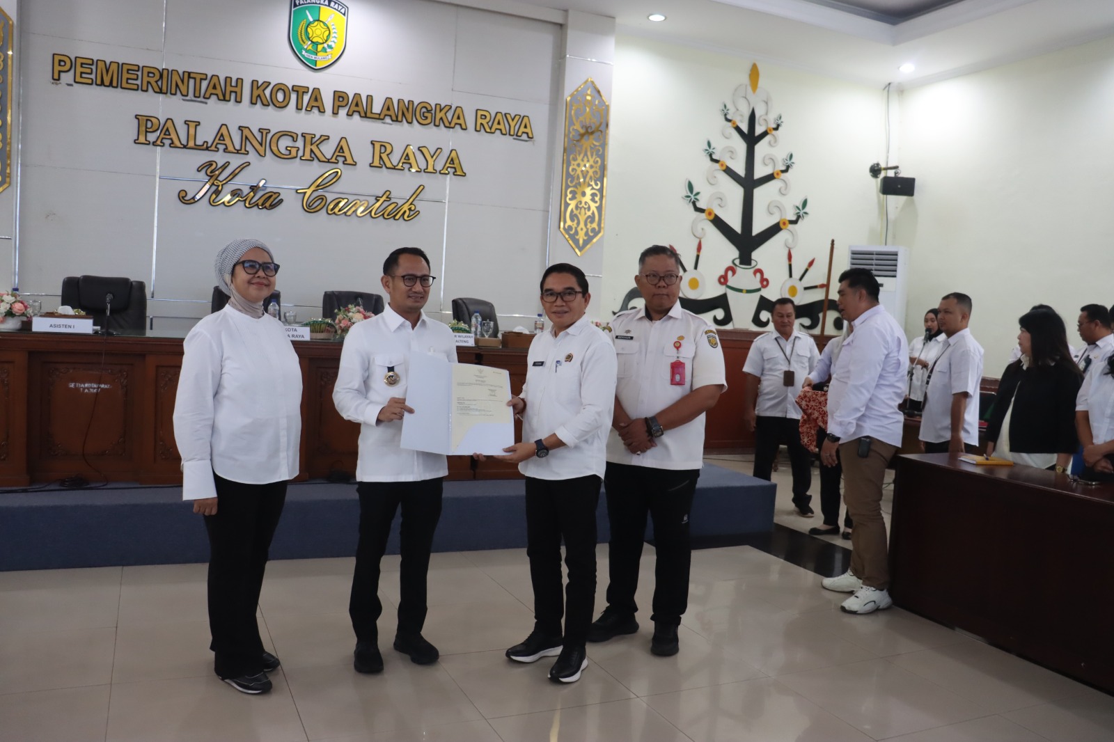 Kantor Pertanahan Kota Palangka Raya menandatangani nota kesepakatan sekaligus menyerahkan sertifikat aset milik Pemerintah Kota.