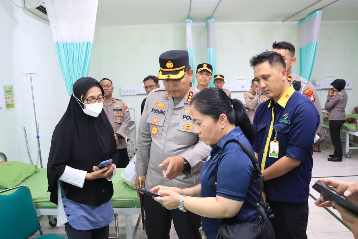 Pasca Kebakaran SPBE Cimuning, Kapolres Bekasi Kota Datangi Korban