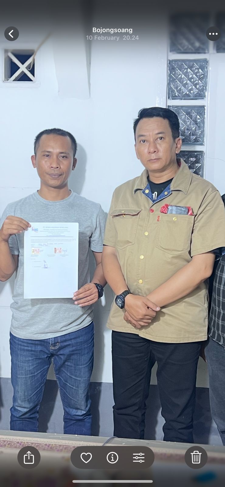 Perwakilan KMP ADNG menunjukkan dokumen laporan dugaan penggelapan dana Rp2 miliar yang menyeret nama PT Nowa Anugrah Gemilang, kini tengah diselidiki Polda Jawa Barat. Foto: Istimewa