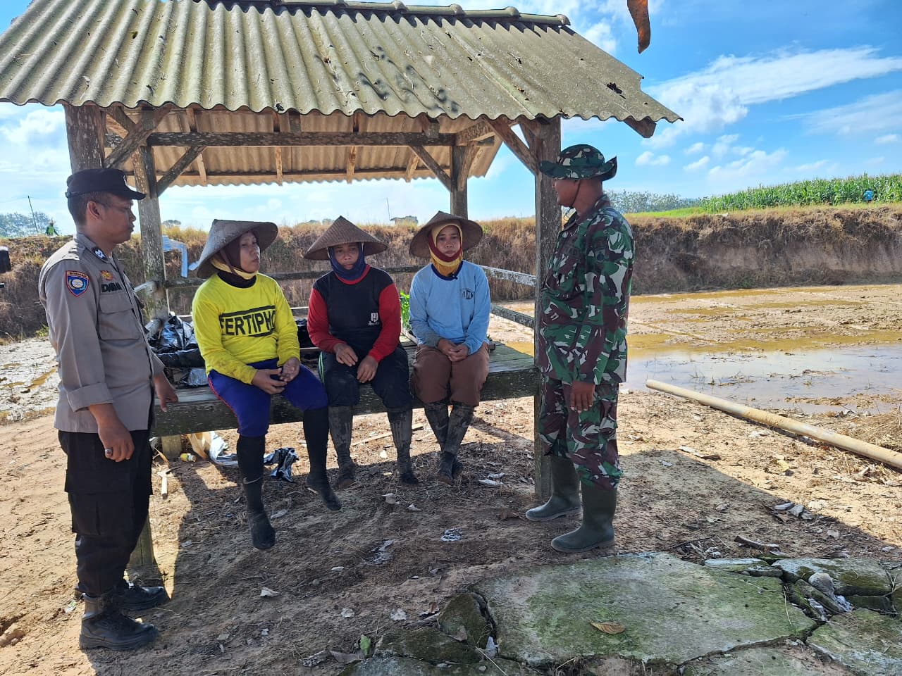 TMMD di Winong: Sertu Susilo dan Aiptu Darlan Bangun Kedekatan, Warga Merasa Dilayani dan Dilindungi