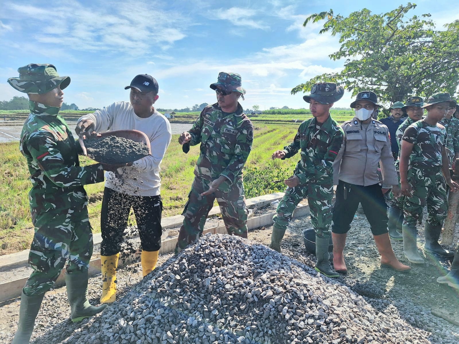 Di Balik Keringat Satgas TMMD, Tersimpan Kisah Haru Kebersamaan TNI,Polri dan Rakyat