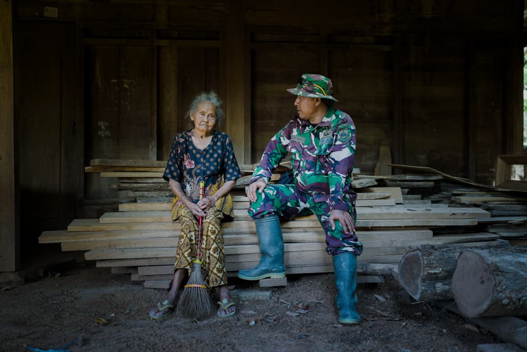 Sentuhan Humanis TMMD 128, Babinsa Sambangi Lansia di Desa Godo