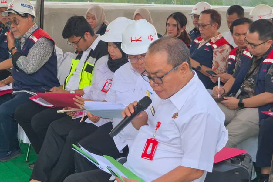 Plt Kepala Kantor Pertanahan Kabupaten Banyuasin, Drs. Moren Naibaho, M.Si., bersama jajaran menghadiri rapat overview proyek konstruksi Jalan Tol Palembang–Betung, kemarin.