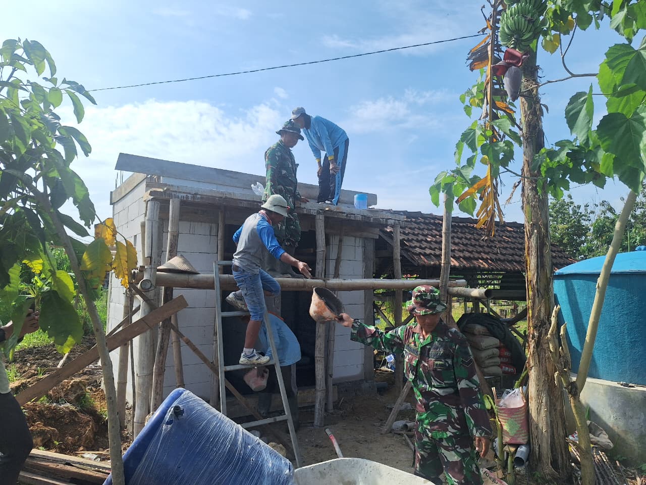 Pengecoran Atap MCK Jadi Simbol Kebersamaan TMMD di Desa Godo