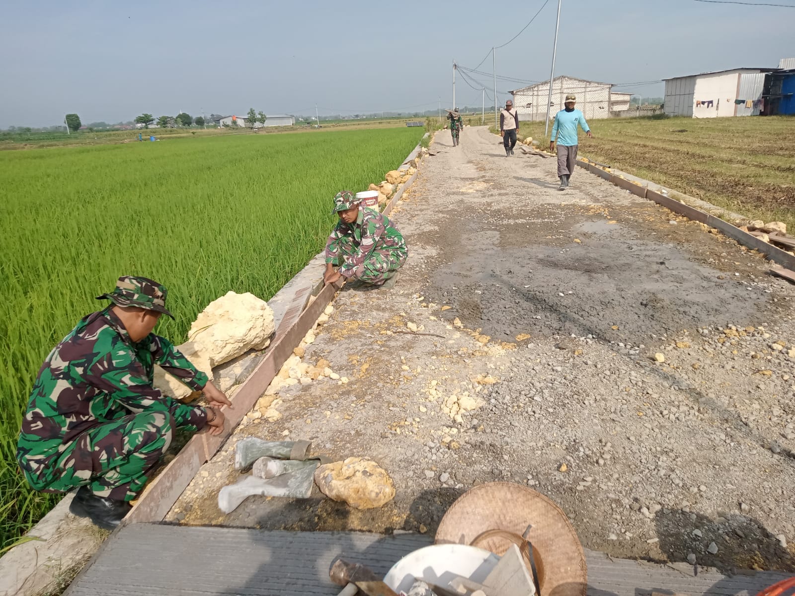 Pemasangan Papan Penyekat Perkuat Betonisasi Jalan TMMD di Desa Godo
