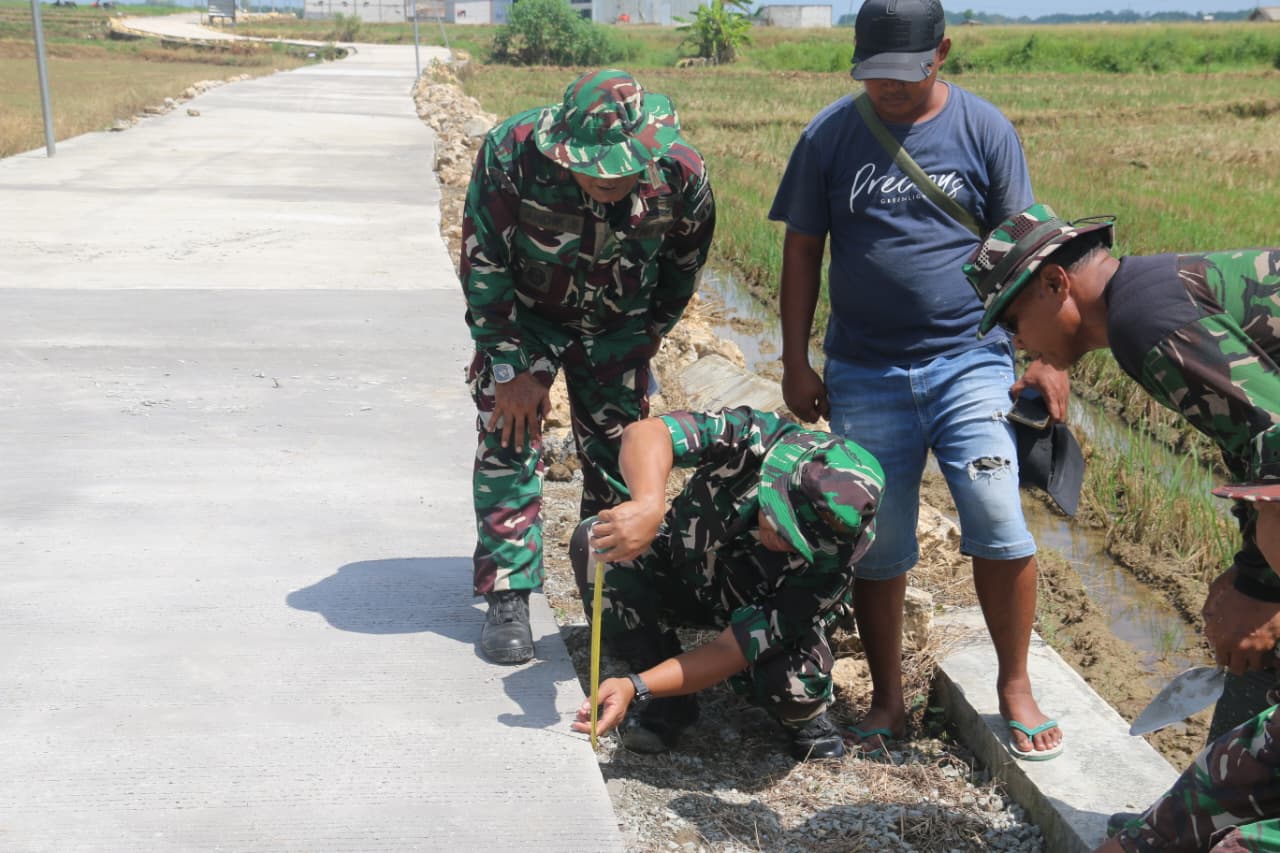 Wadan Satgas TMMD Reguler ke-128 Tinjau Betonisasi Jalan, Pastikan Kualitas Sesuai Target