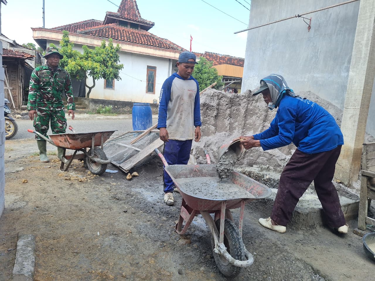 Dorong Angkong Percepat Pengecoran, Progres Rumah Shahroni Capai 65 Persen