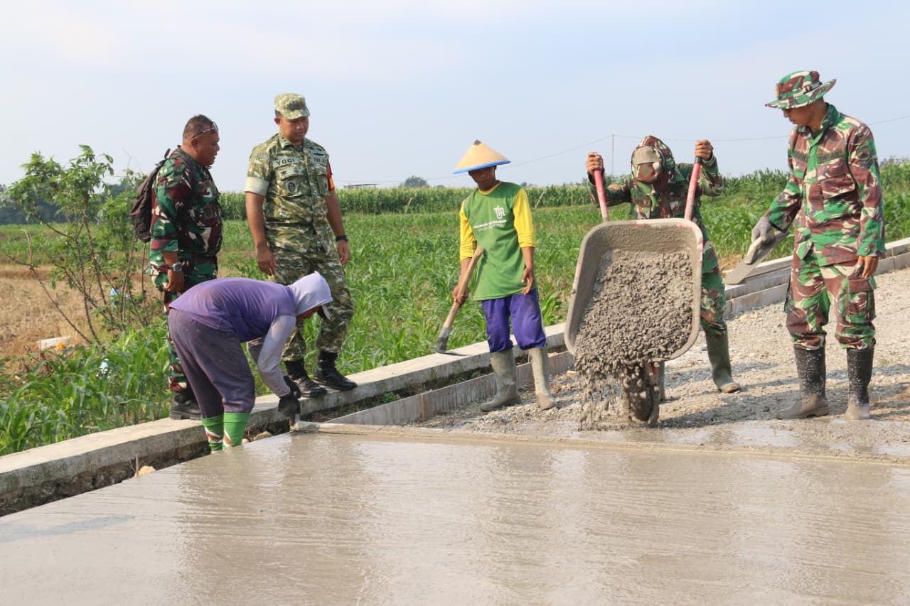 Gotong Royong Tanpa Henti, Proyek Pengecoran Jalan TMMD 128 Terus Dikebut