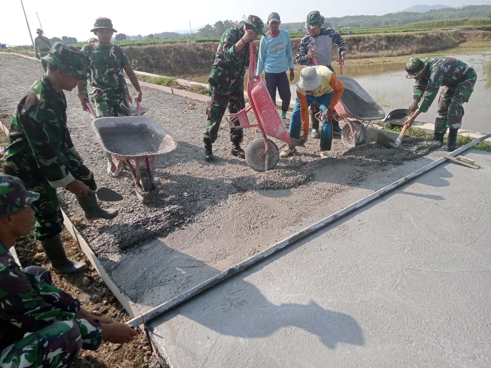 Genjot Konektivitas Desa, Betonisasi Jalan TMMD Kodim Pati Tembus 61 Persen