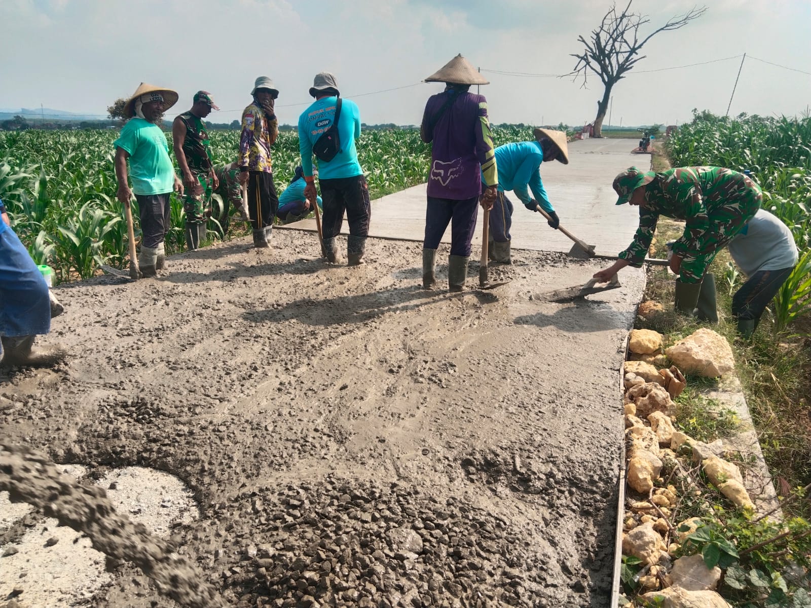 pengecoran jalan desa dengan penuh semangat kebersamaan.