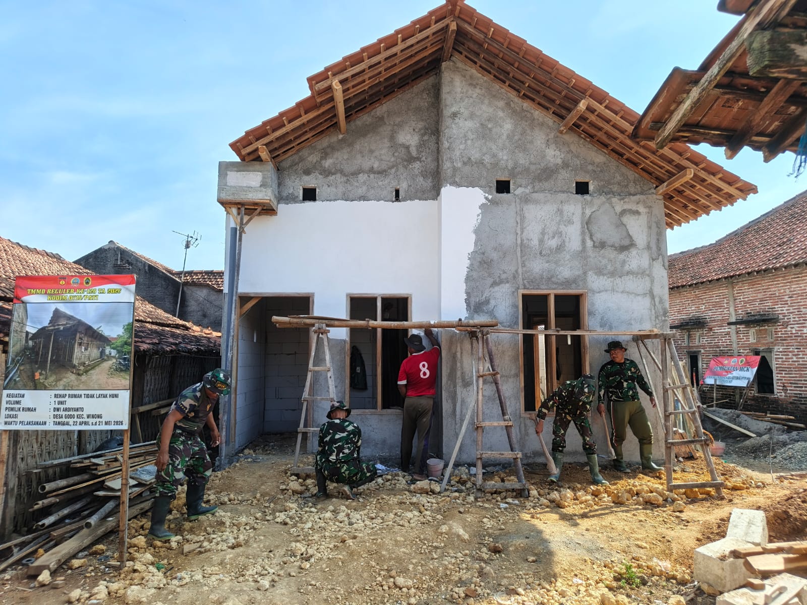 Pemasangan Keramik RTLH Dwi Andrianto Capai 89 Persen, Satgas TMMD 128 Kebutan Finishing