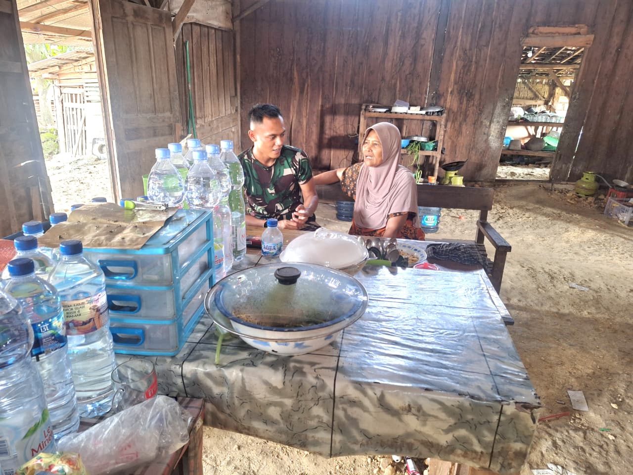 Di Sela Istirahat, Satgas TMMD 128 Ngobrol Santai di Warung Ibu Maryati