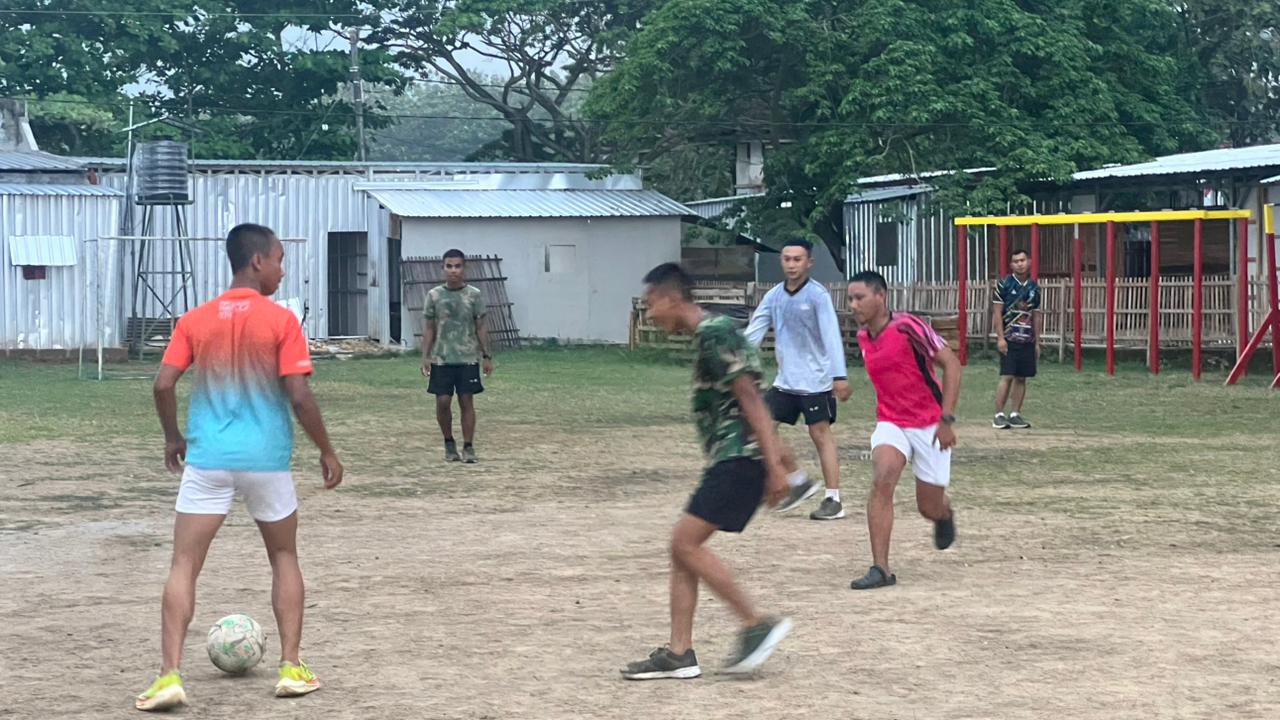 Sore Penuh Keakraban, Satgas TMMD Bermain Sepak Bola Bersama Anak Desa Godo