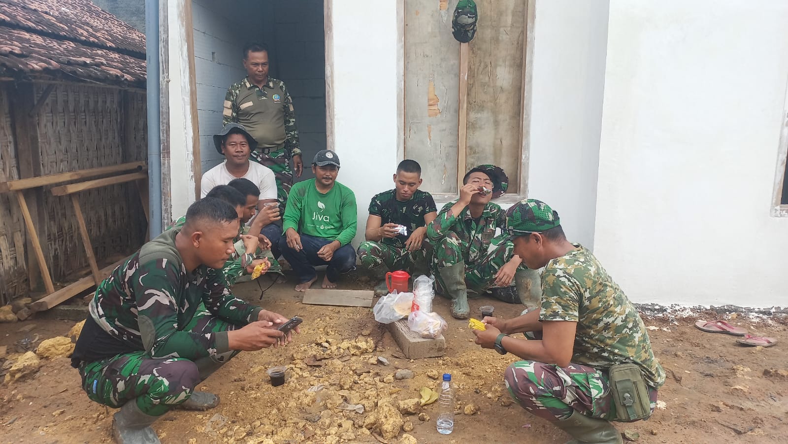 Hangatnya Kebersamaan Satgas TMMD dan Warga di Rumah Program RTLH