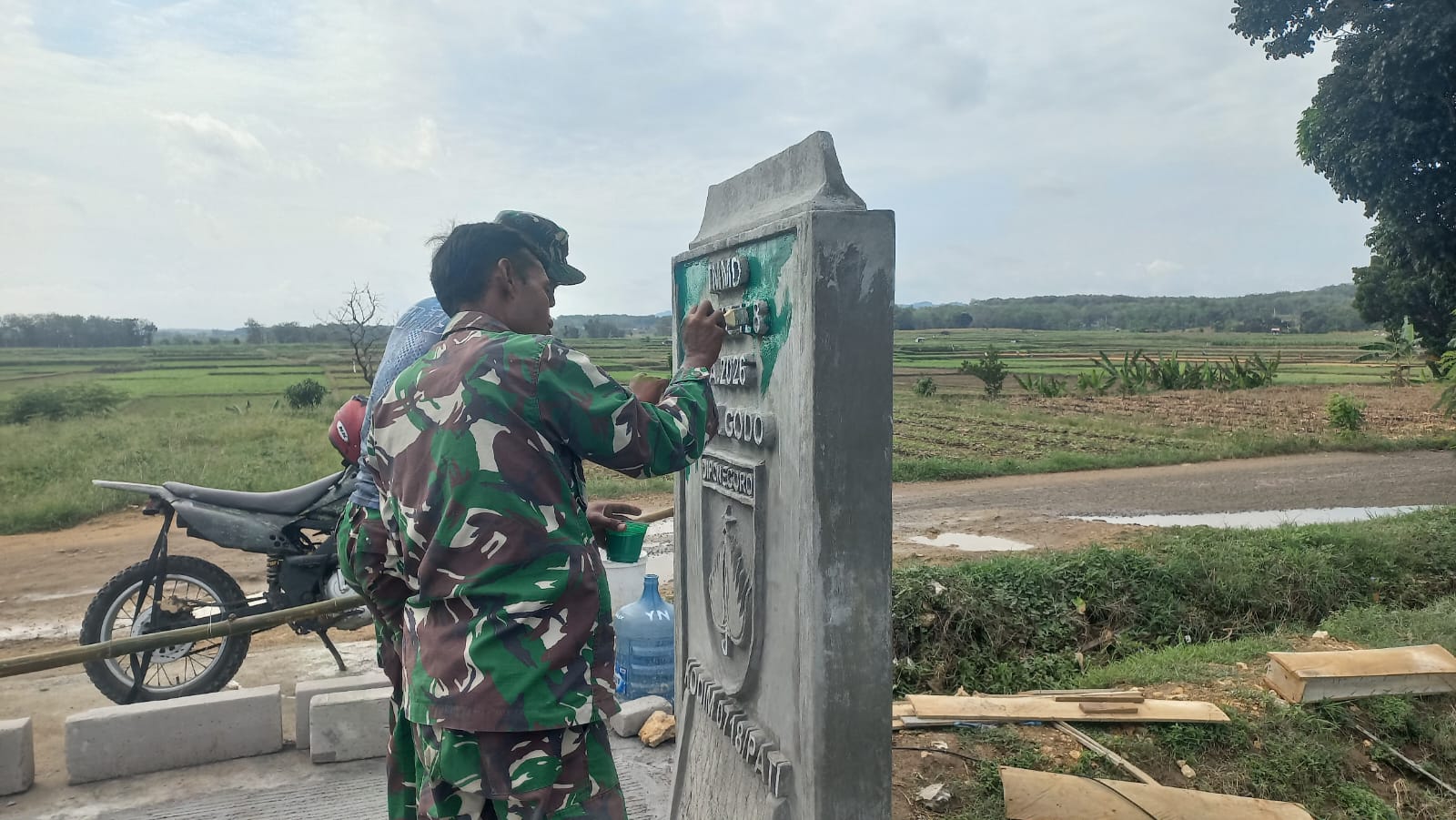 Pengecatan Tugu Prasasti TMMD Reguler ke-128 Kodim Pati Jadi Penanda Semangat Pengabdian