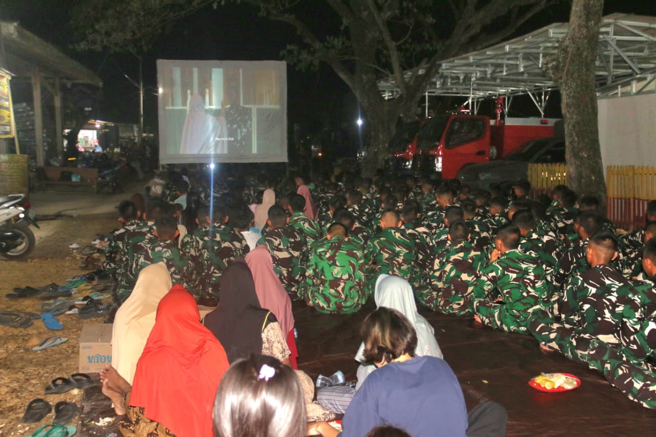 Suasana Akrab Warnai Nobar Satgas TMMD Bersama Warga Desa Godo