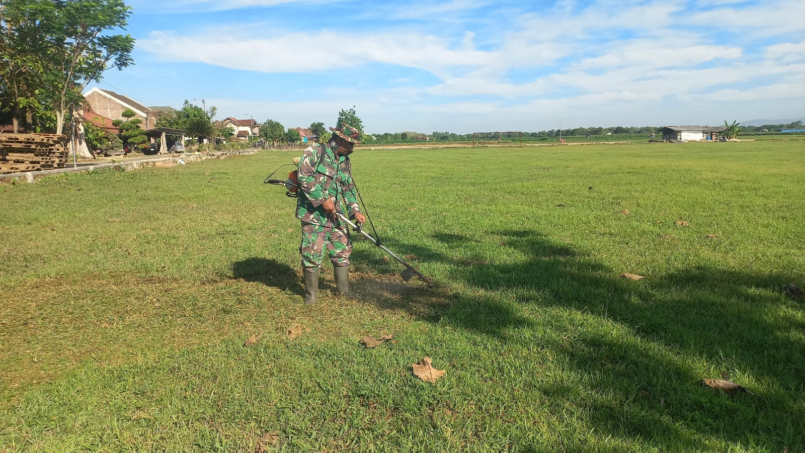 Gotong Royong Warnai Pembersihan Lokasi Penutupan TMMD Kodim Pati