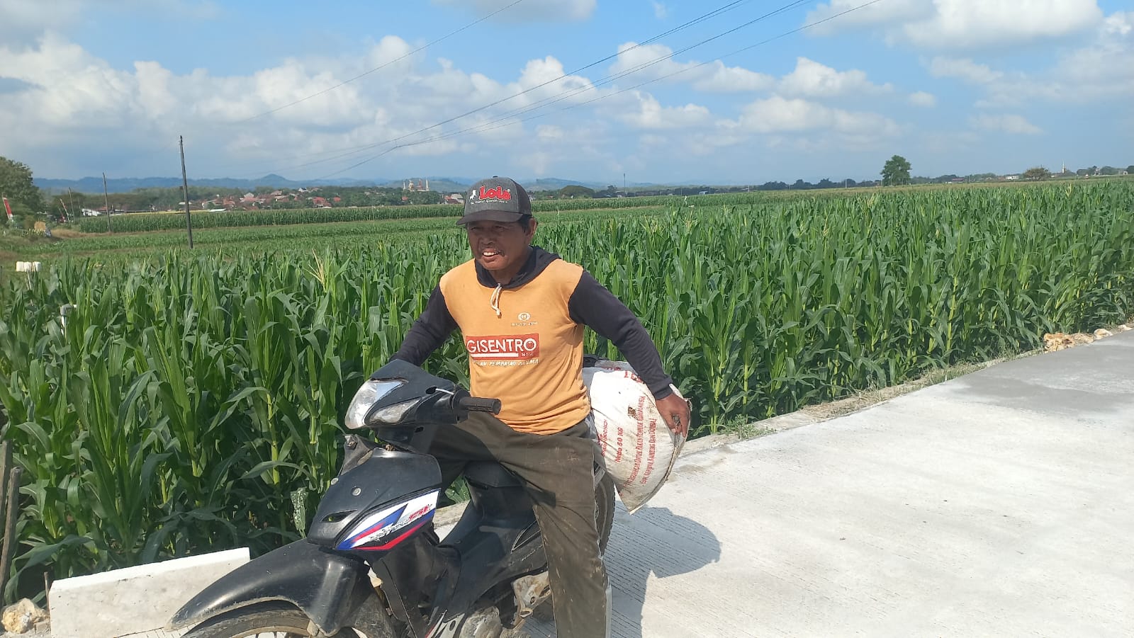 Mbah Sukardi Rasakan Manfaat Jalan Baru TMMD untuk Aktivitas Bertani
