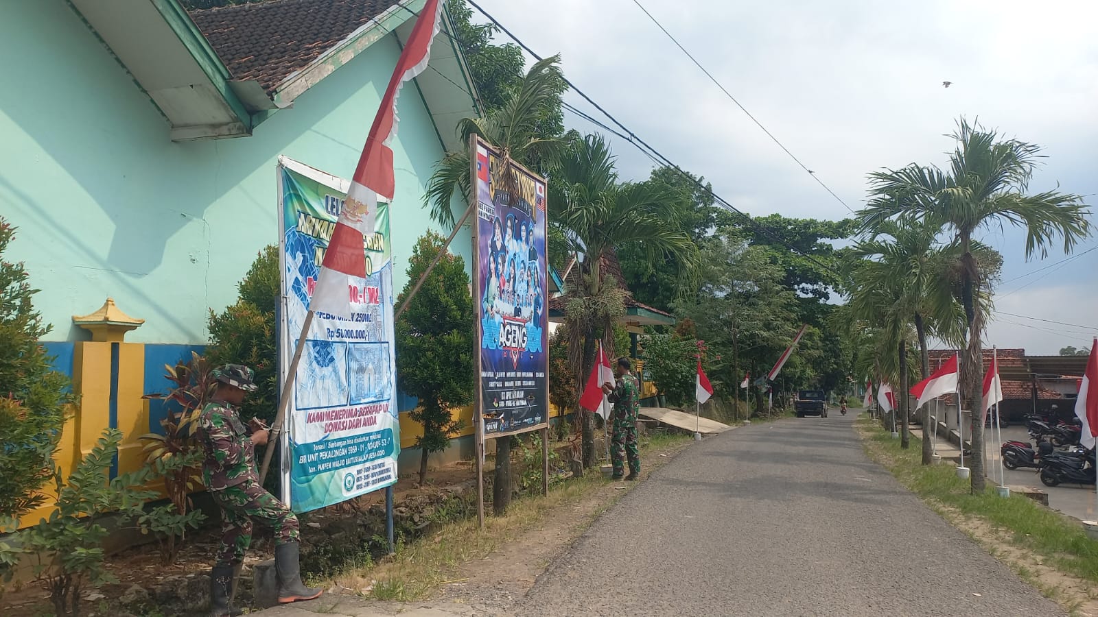 Persiapan Penutupan TMMD Reguler ke-128, Sertu Nursanto Pasang Umbul-Umbul